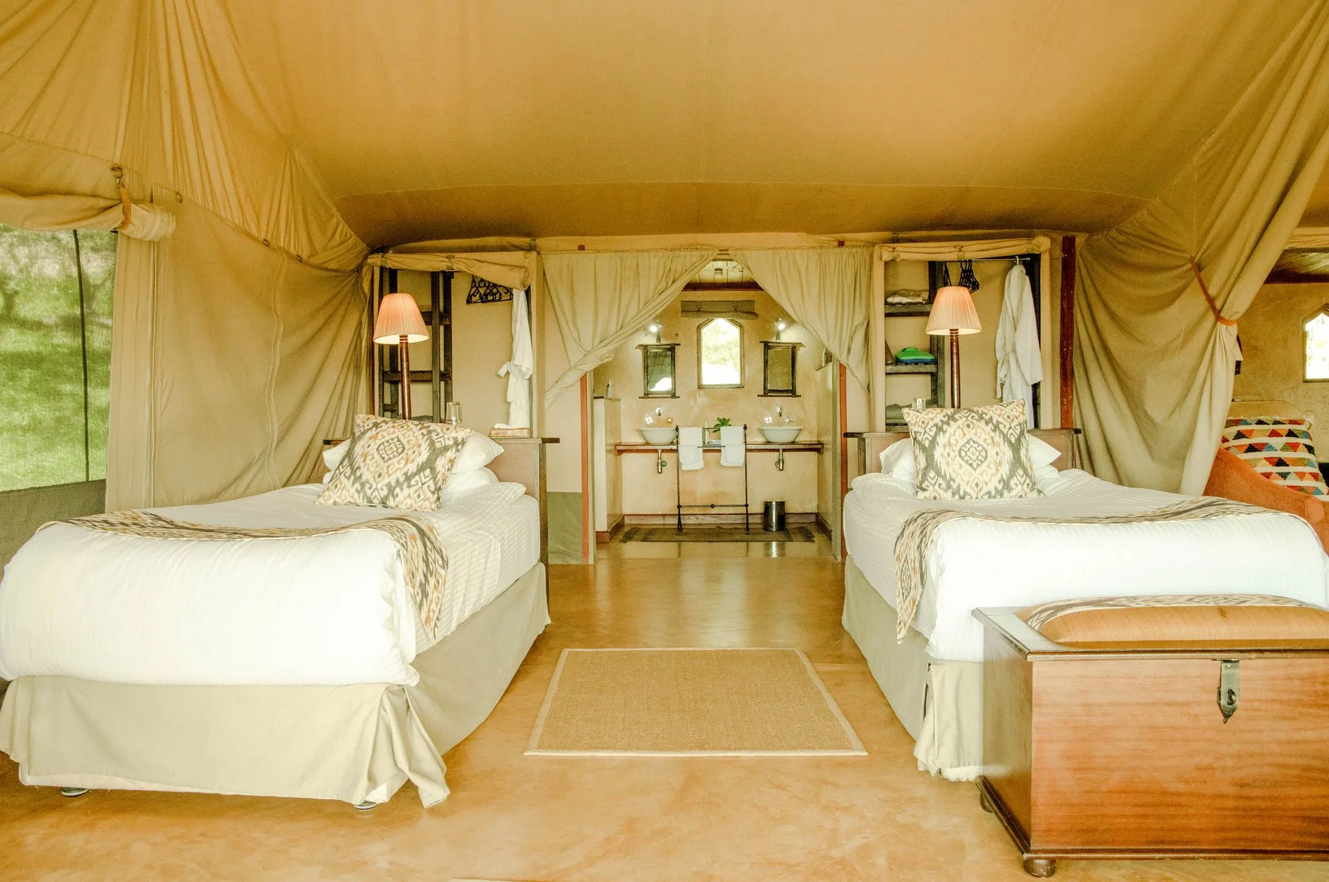 Intérieur d'une tente de camp de safari avec lits en Tanzanie